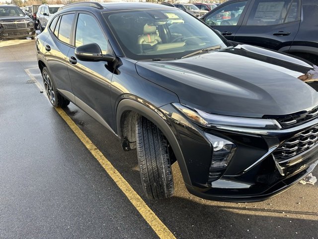 Used 2025 Chevrolet Trax RS w/ Sunroof Package image 2