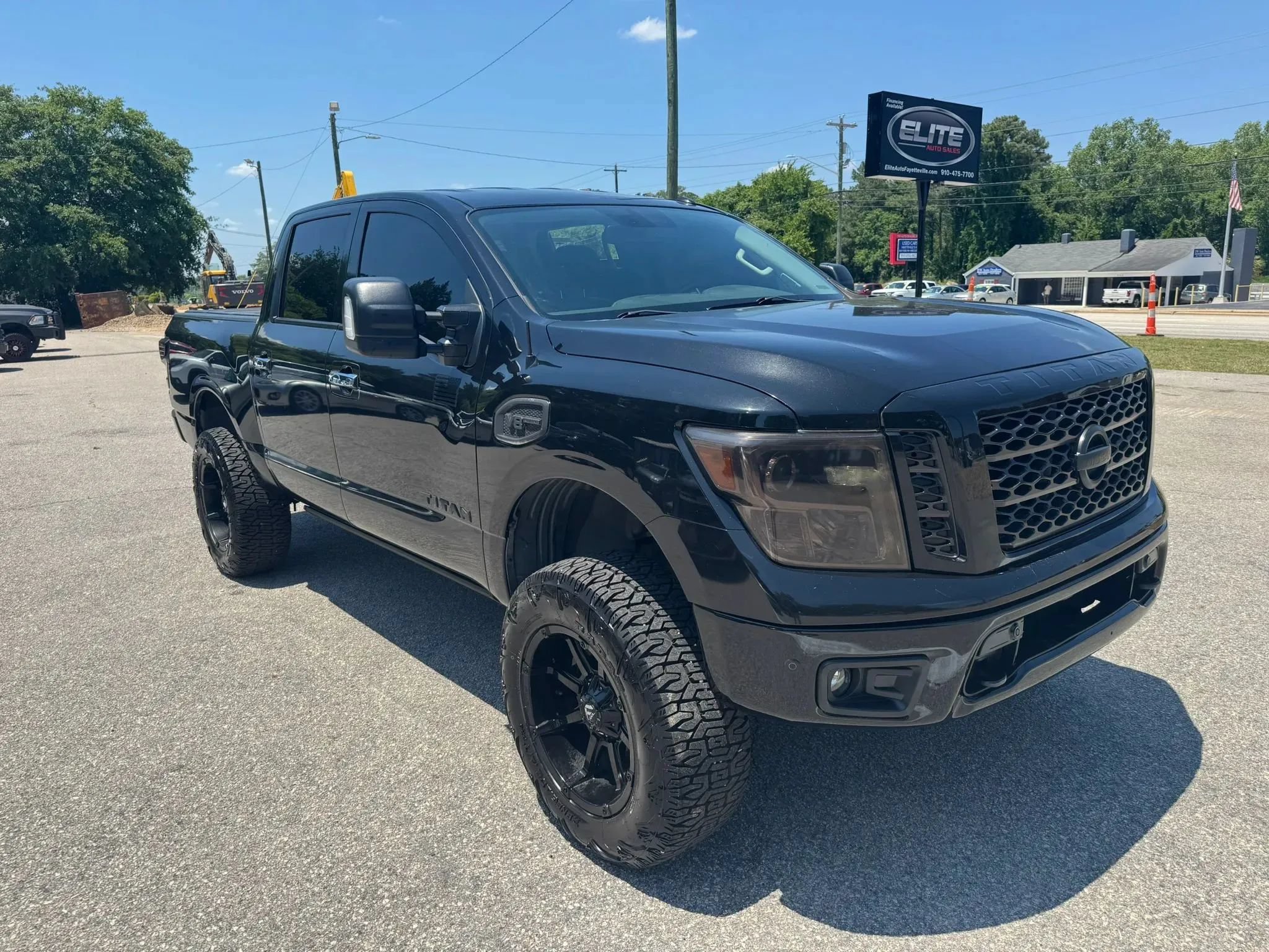 Used 2017 Nissan Titan SL w/ SL Towing Convenience Package RWD image 6