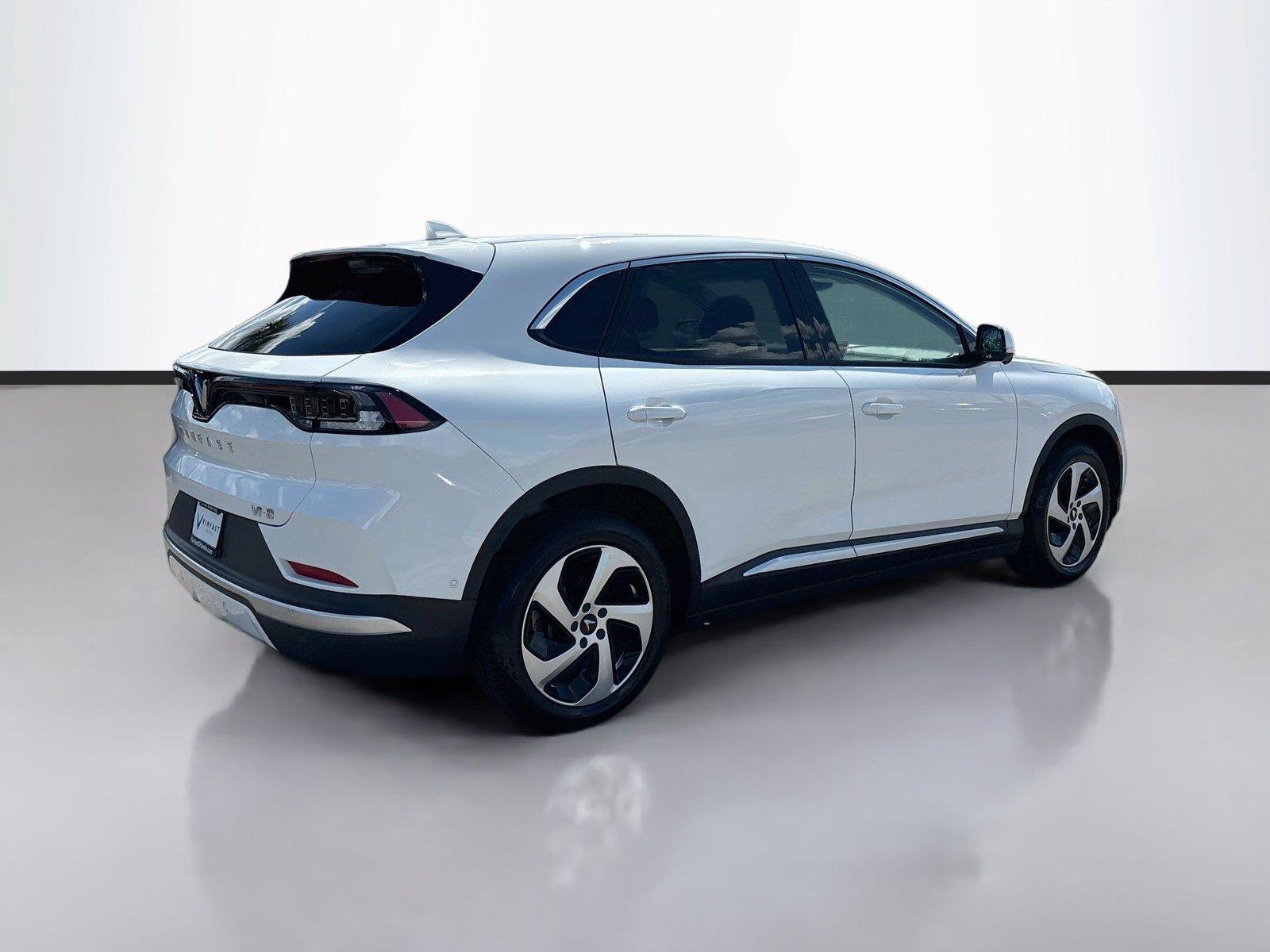 New 2027 VinFast VF 8 Eco AWD/4WD image 7