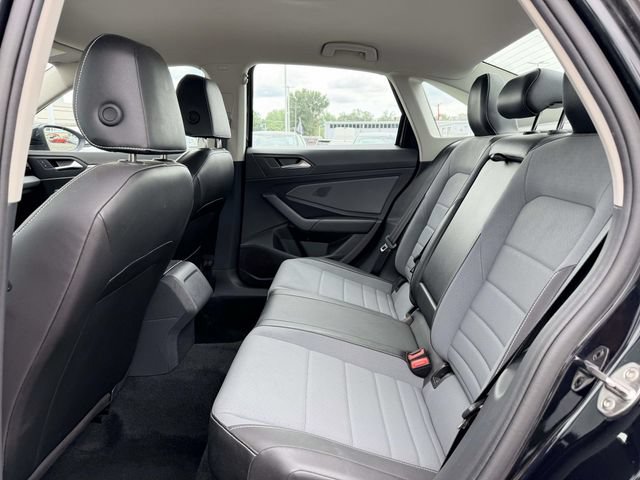 Used 2025 Volkswagen Jetta SE FWD image 13