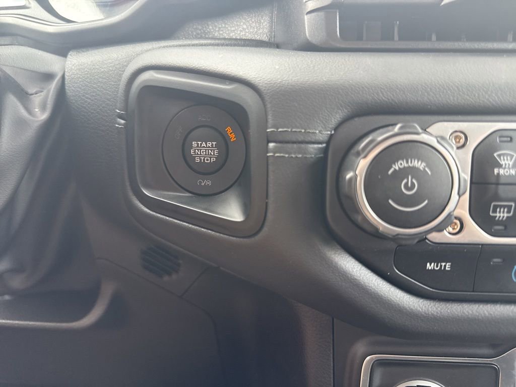 Used 2025 Jeep Wrangler Unlimited Sahara w/ Safety Group image 19