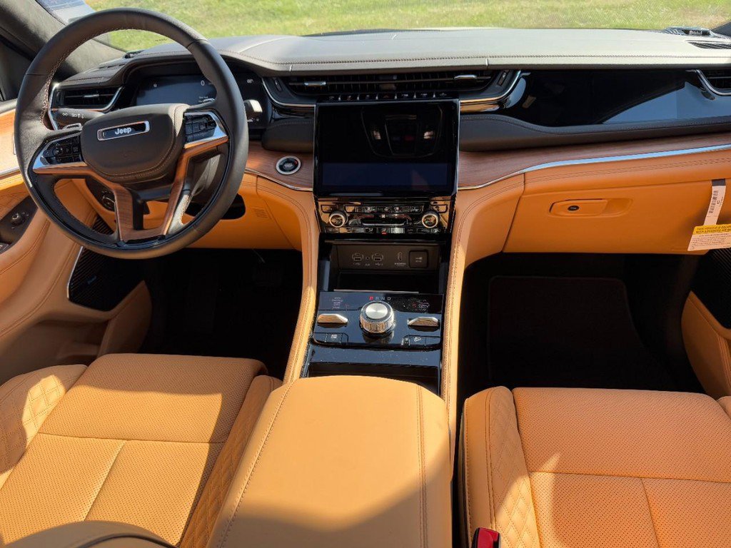 New 2025 Jeep Grand Cherokee Summit image 6