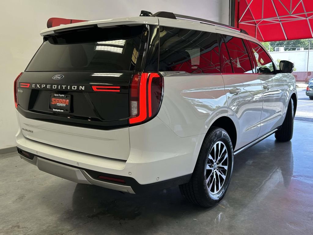 Used 2025 Ford Expedition Platinum AWD/4WD image 3
