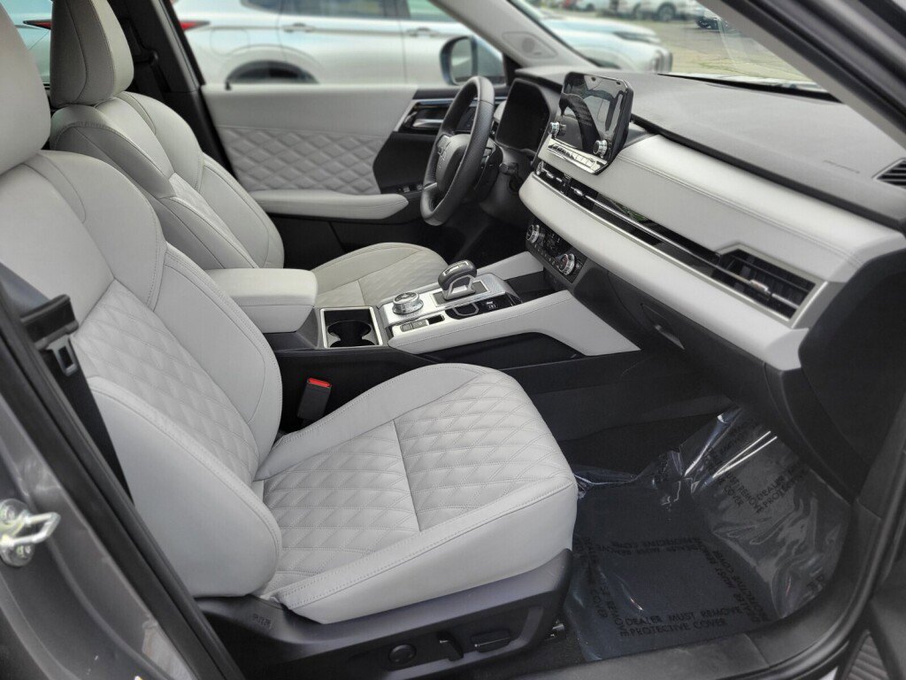 Used 2023 Mitsubishi Outlander SEL image 11