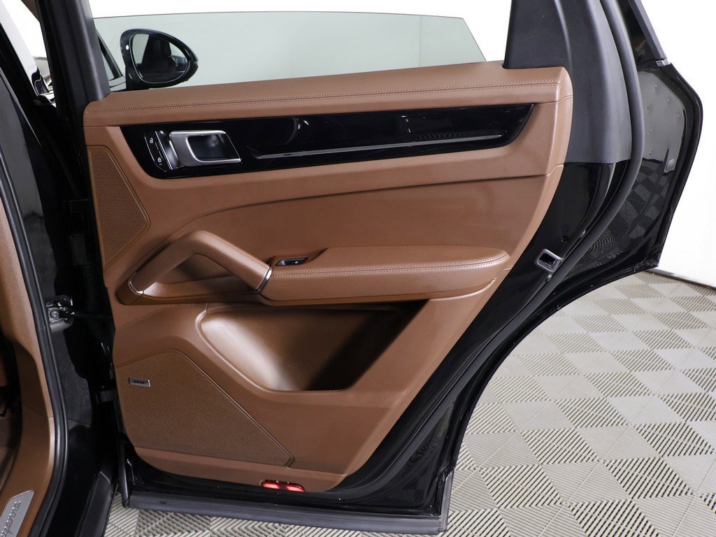 Used 2023 Porsche Cayenne Platinum Edition image 30
