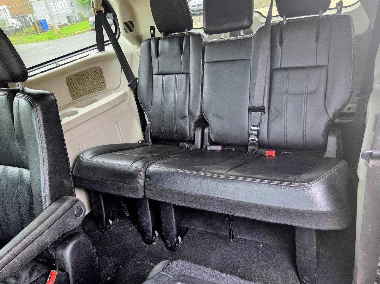 Used 2016 Chrysler Town & Country Touring-L FWD image 12