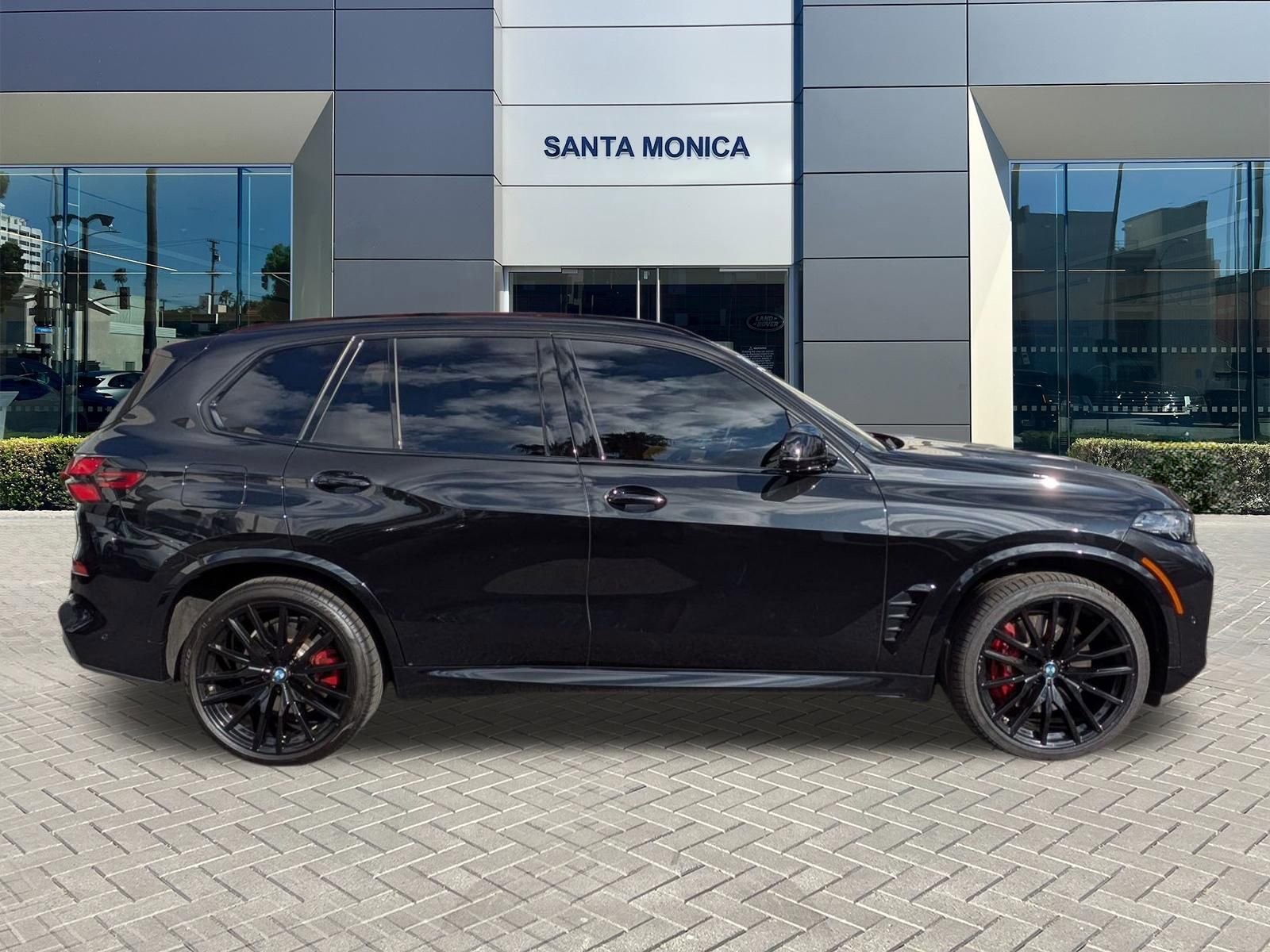 Used 2025 BMW X5 M60i w/ Executive Package image 4