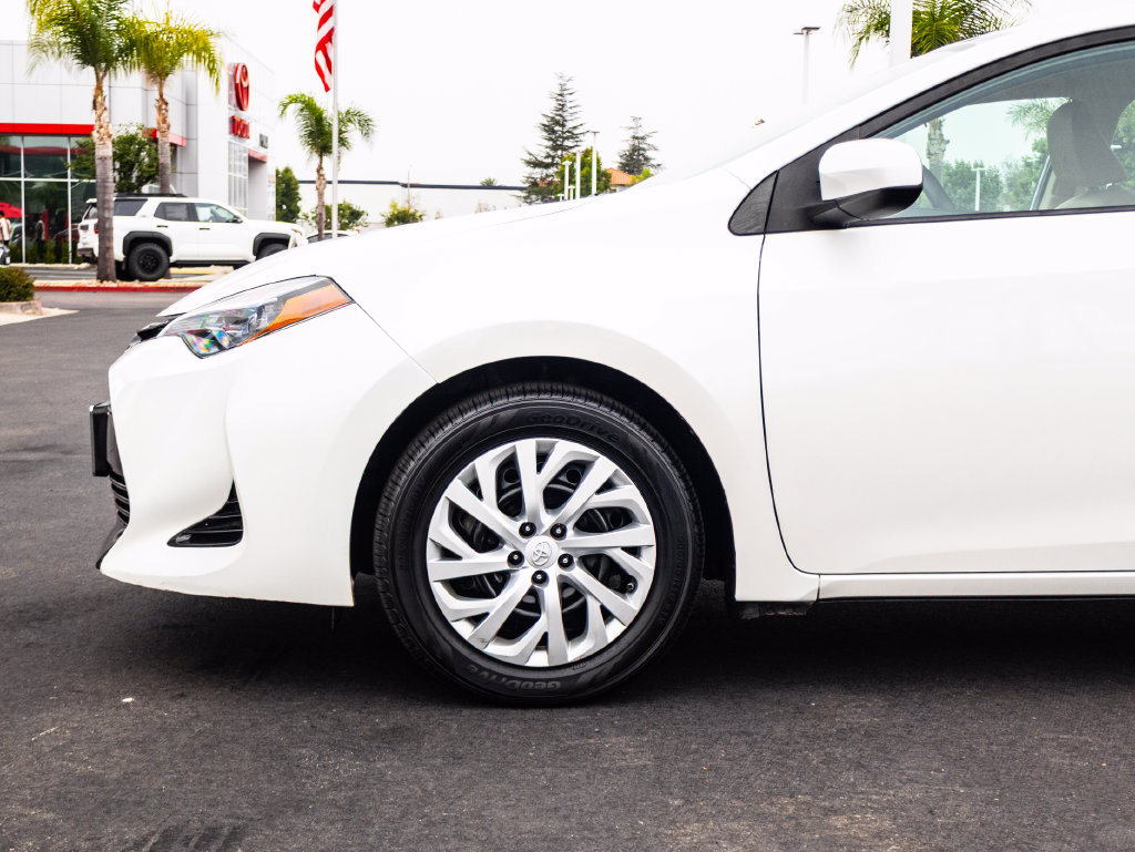 Used 2017 Toyota Corolla LE w/ Carpet Mat Package (TMS) FWD image 5