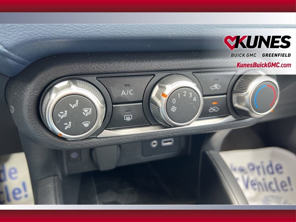 Used 2025 Nissan Versa SV image 29