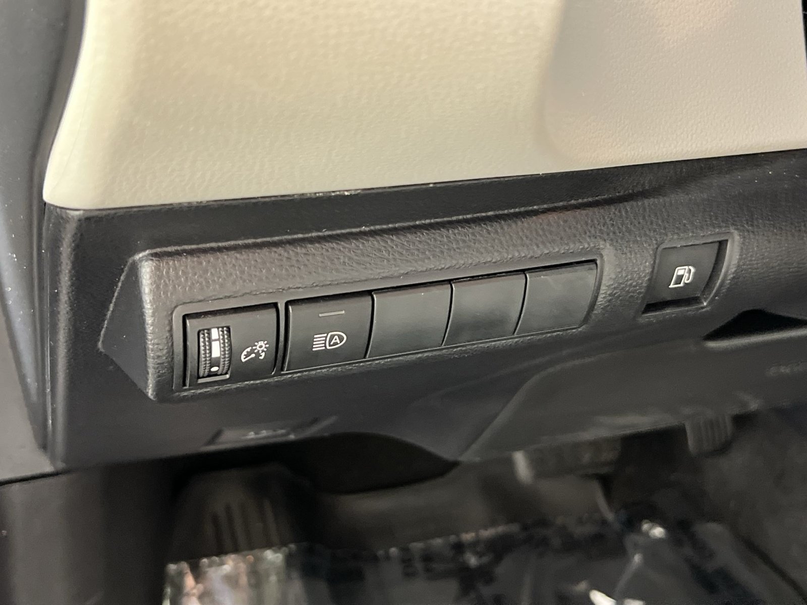 Used 2022 Toyota Corolla LE FWD image 39