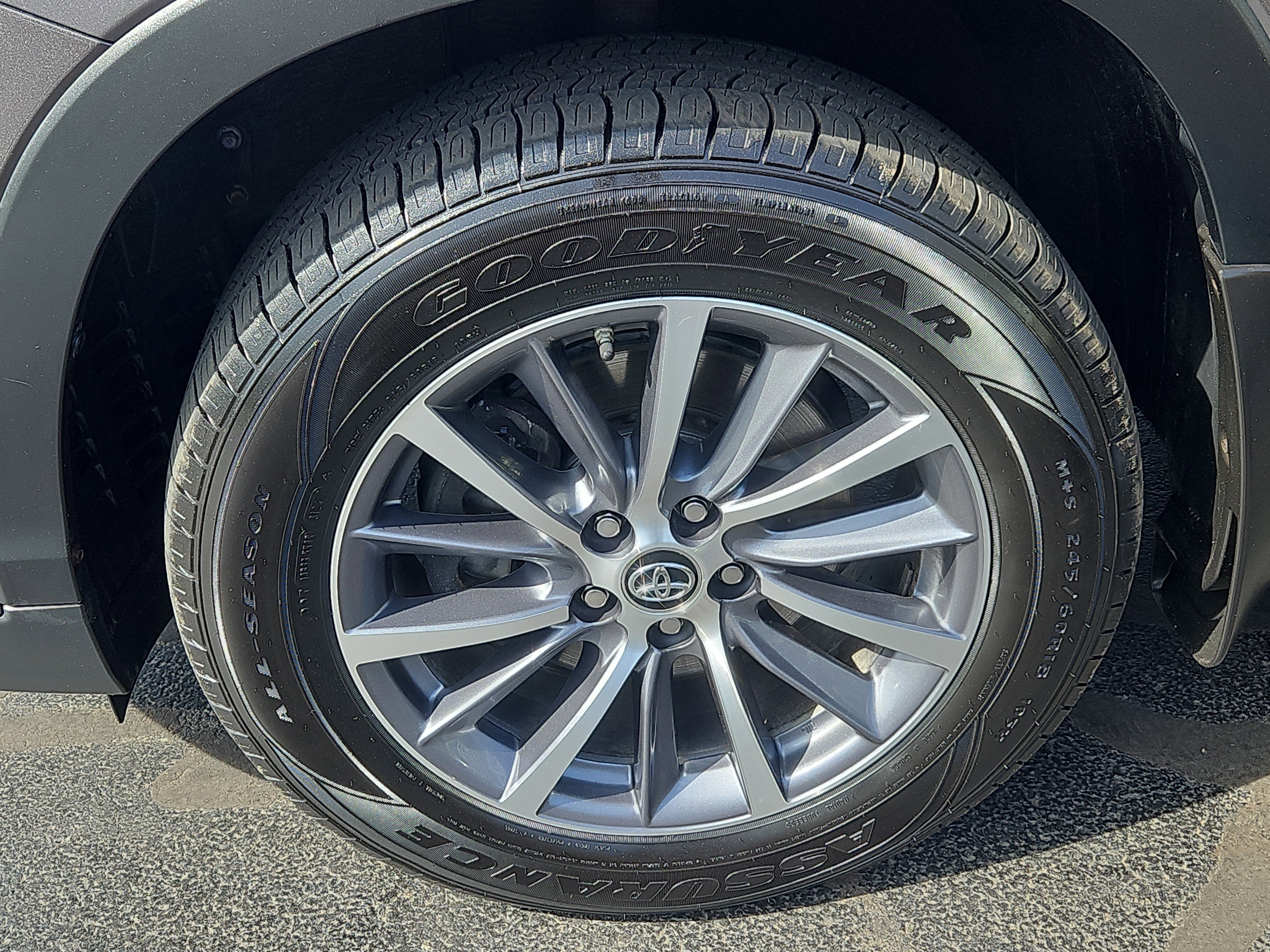 Used 2017 Toyota Highlander XLE w/ Carpet Mat Package image 4