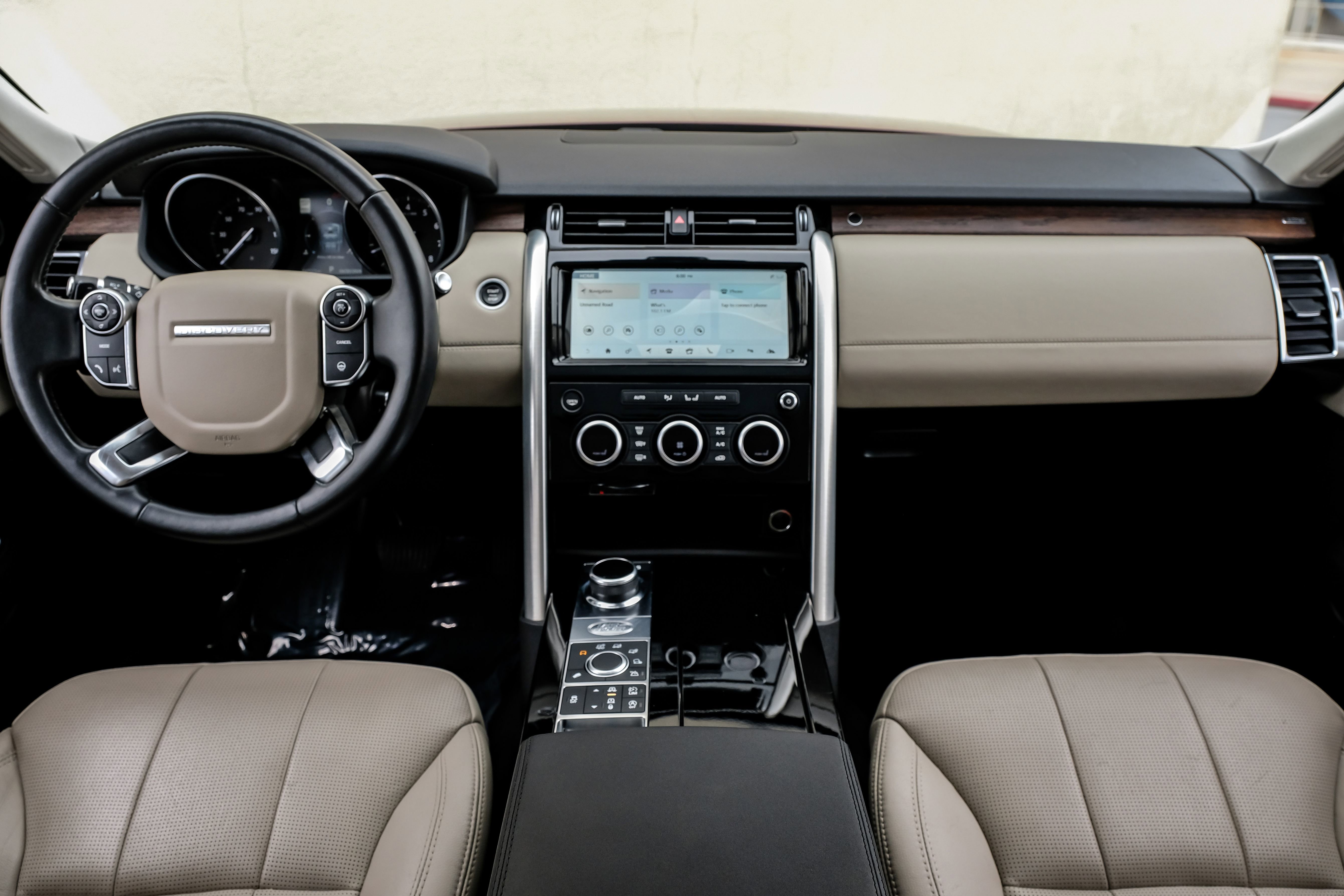 Used 2017 Land Rover Discovery HSE AWD/4WD image 14