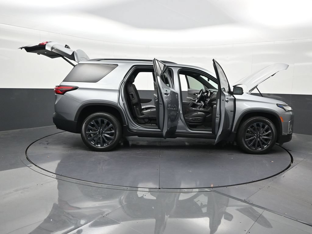 Used 2023 Chevrolet Traverse RS FWD image 35