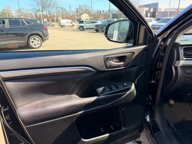 Used 2018 Toyota Highlander SE image 9