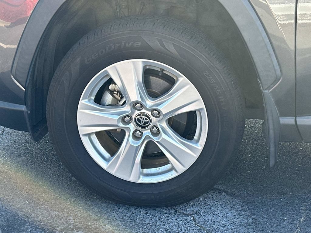 Used 2021 Toyota RAV4 XLE w/ Convenience Package FWD image 12