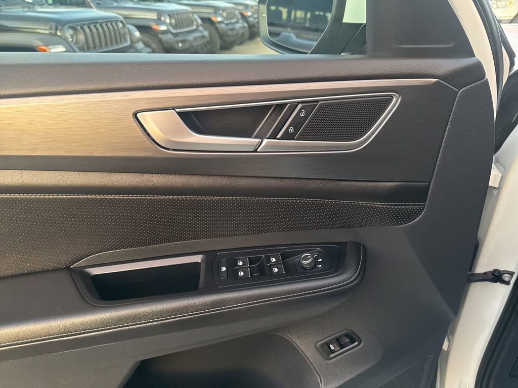 Used 2024 Volkswagen Atlas Cross Sport SE w/ Black Wheel Package image 15