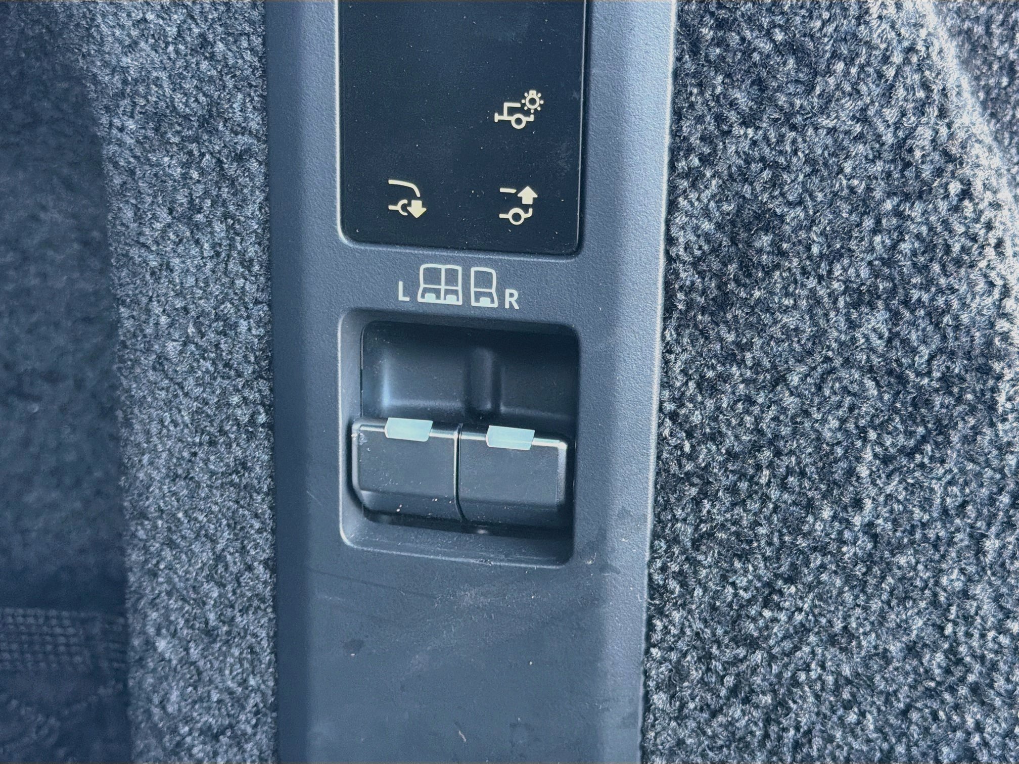 Used 2025 Land Rover Range Rover SE AWD/4WD image 13