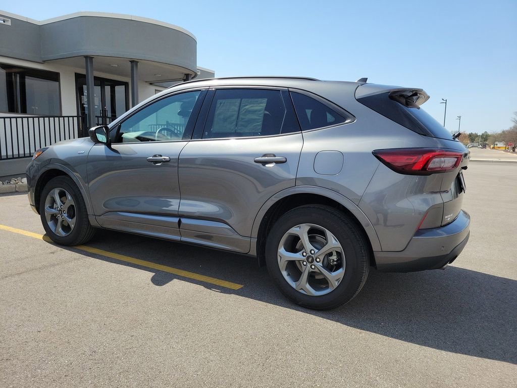 Used 2023 Ford Escape ST-Line w/ Tech Pack #1 AWD/4WD image 3
