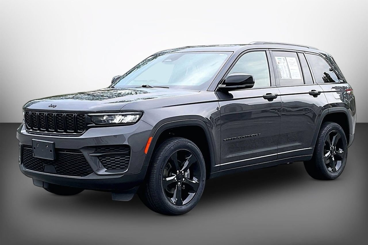 Used 2023 Jeep Grand Cherokee Altitude AWD/4WD image 4