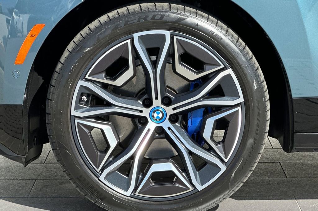 Used 2024 BMW iX xDrive50 w/ Sport Package AWD/4WD image 32