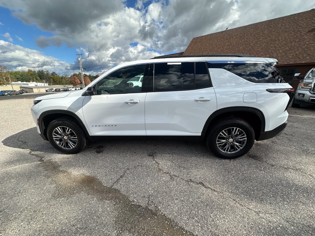 Used 2025 Chevrolet Traverse LT w/ Driver Confidence Package AWD/4WD image 2