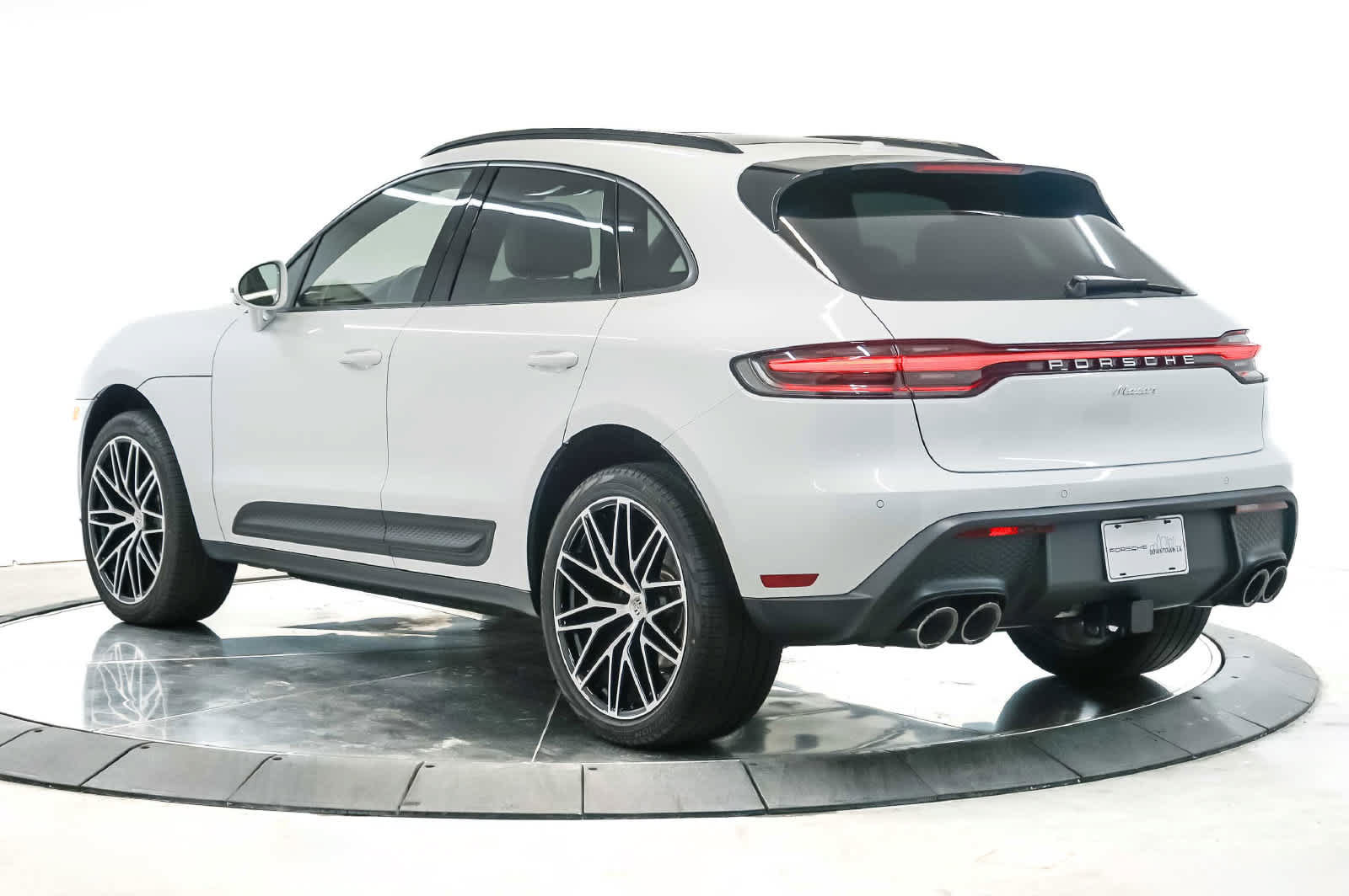 Certified 2026 Porsche Macan AWD/4WD image 3