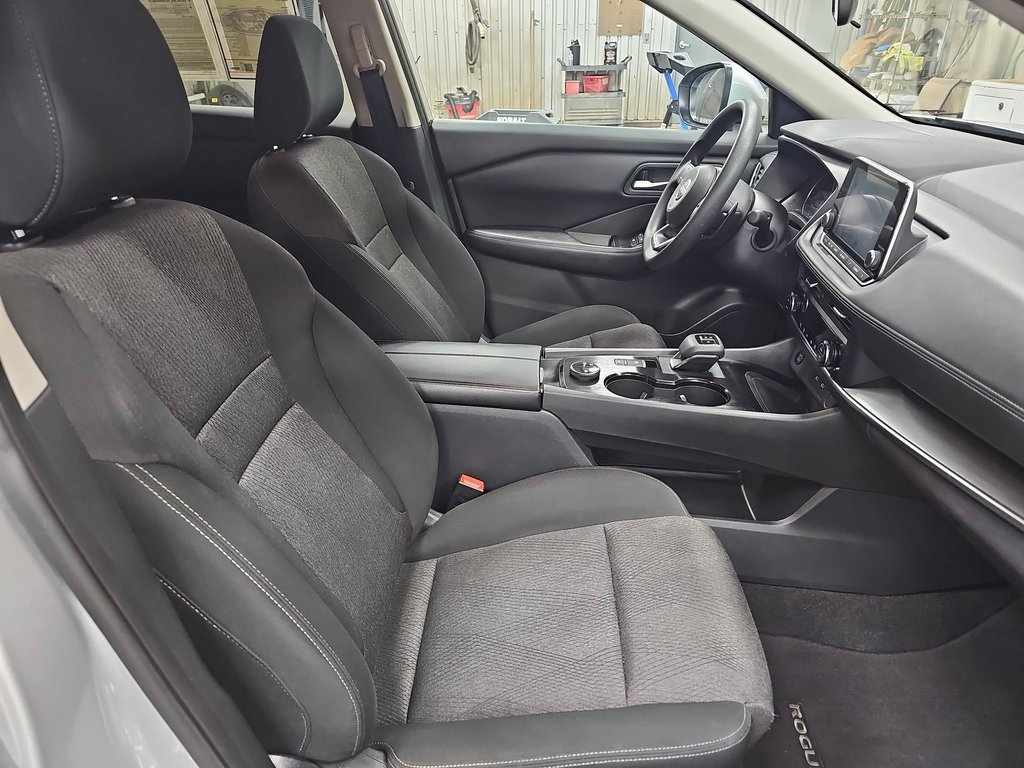 Used 2024 Nissan Rogue SV image 10