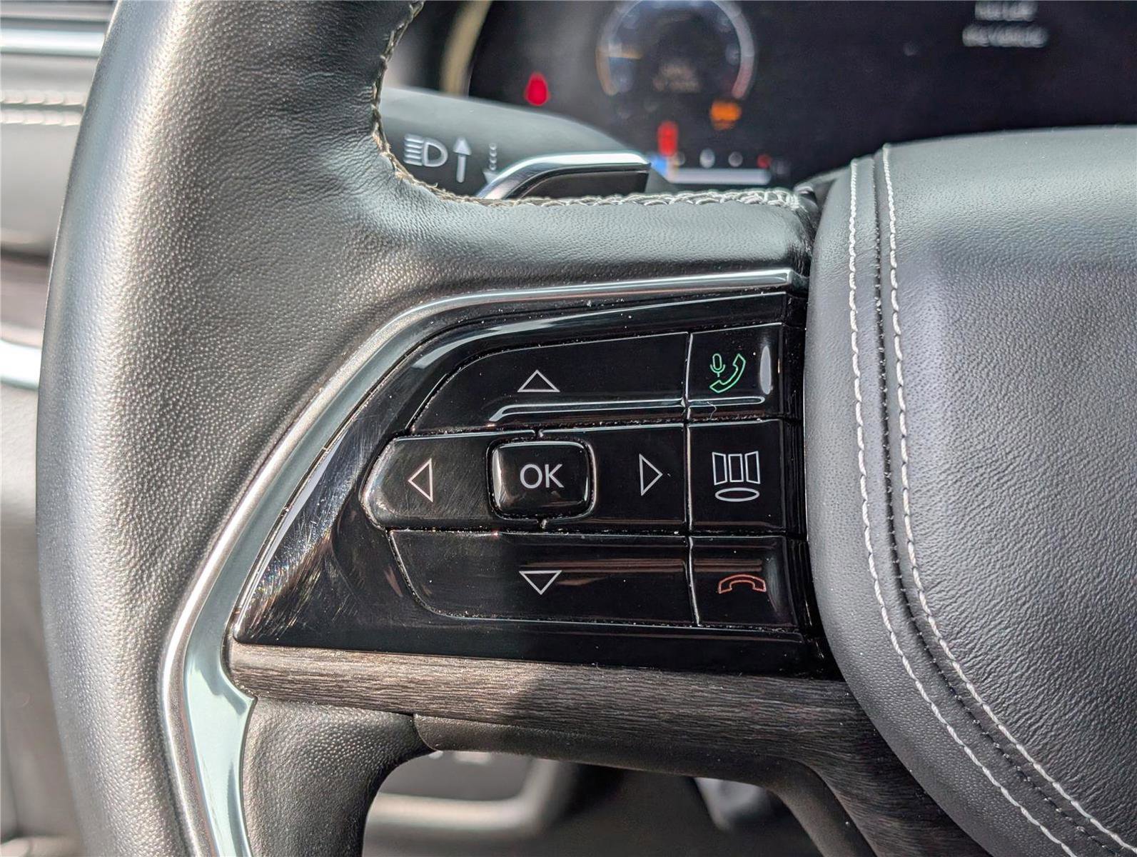 Used 2022 Jeep Grand Cherokee Overland w/ Luxury Tech Group IV image 25