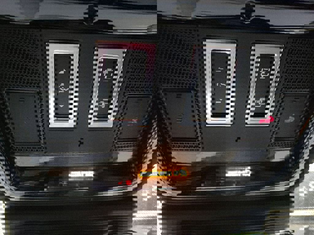 New 2026 Land Rover Range Rover Velar Dynamic SE image 21