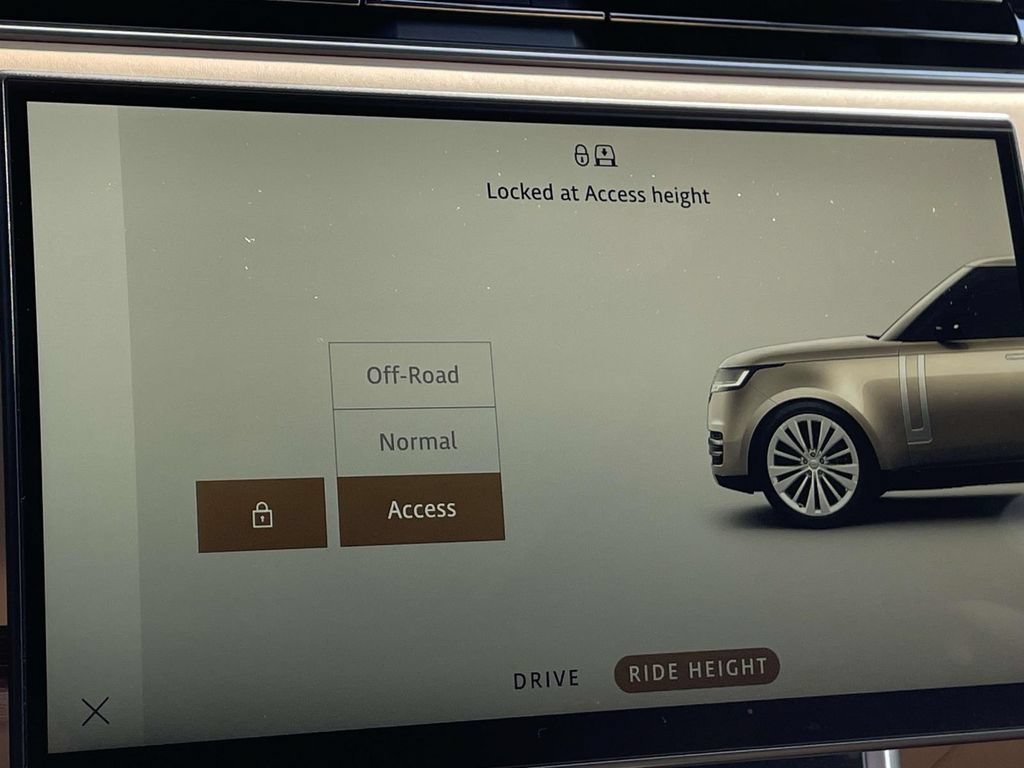 Certified 2023 Land Rover Range Rover Long Wheelbase SE AWD/4WD image 28