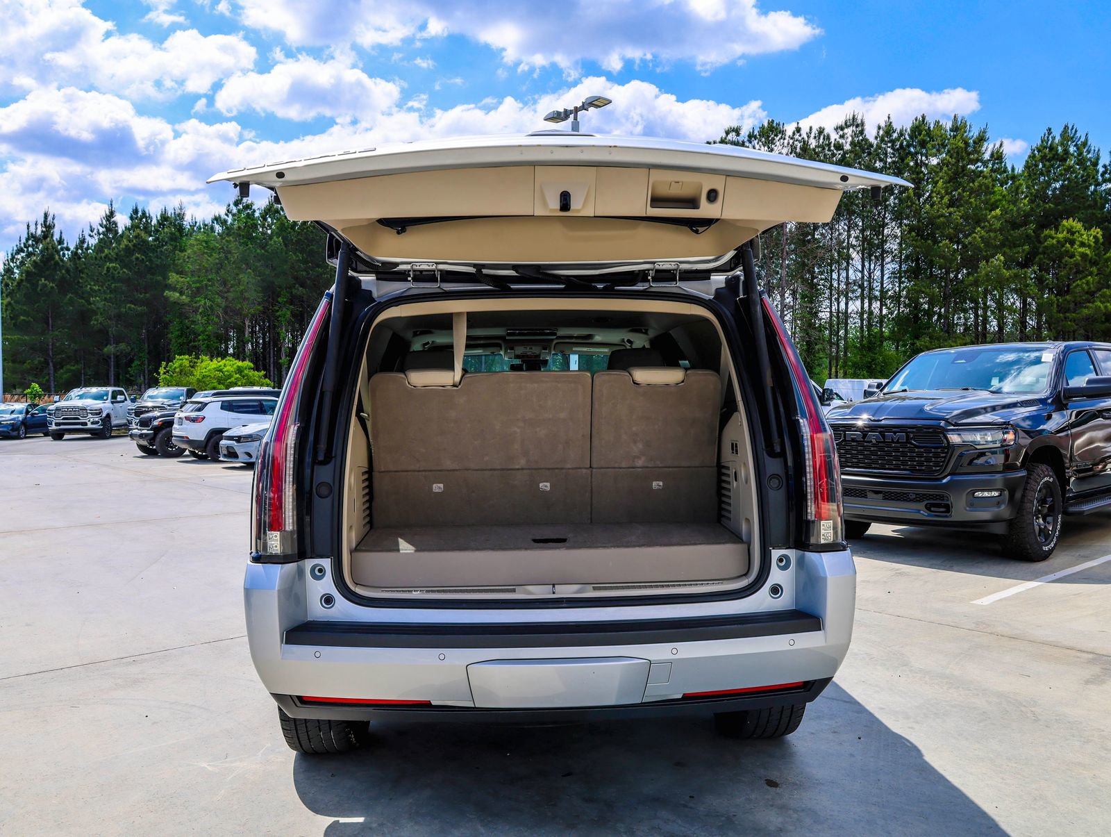 Used 2020 Cadillac Escalade Luxury image 7