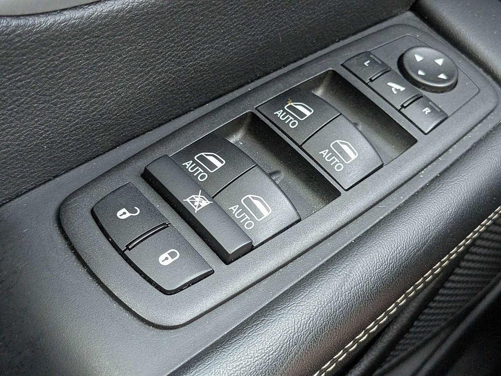 Used 2025 Chrysler Pacifica Limited FWD image 25