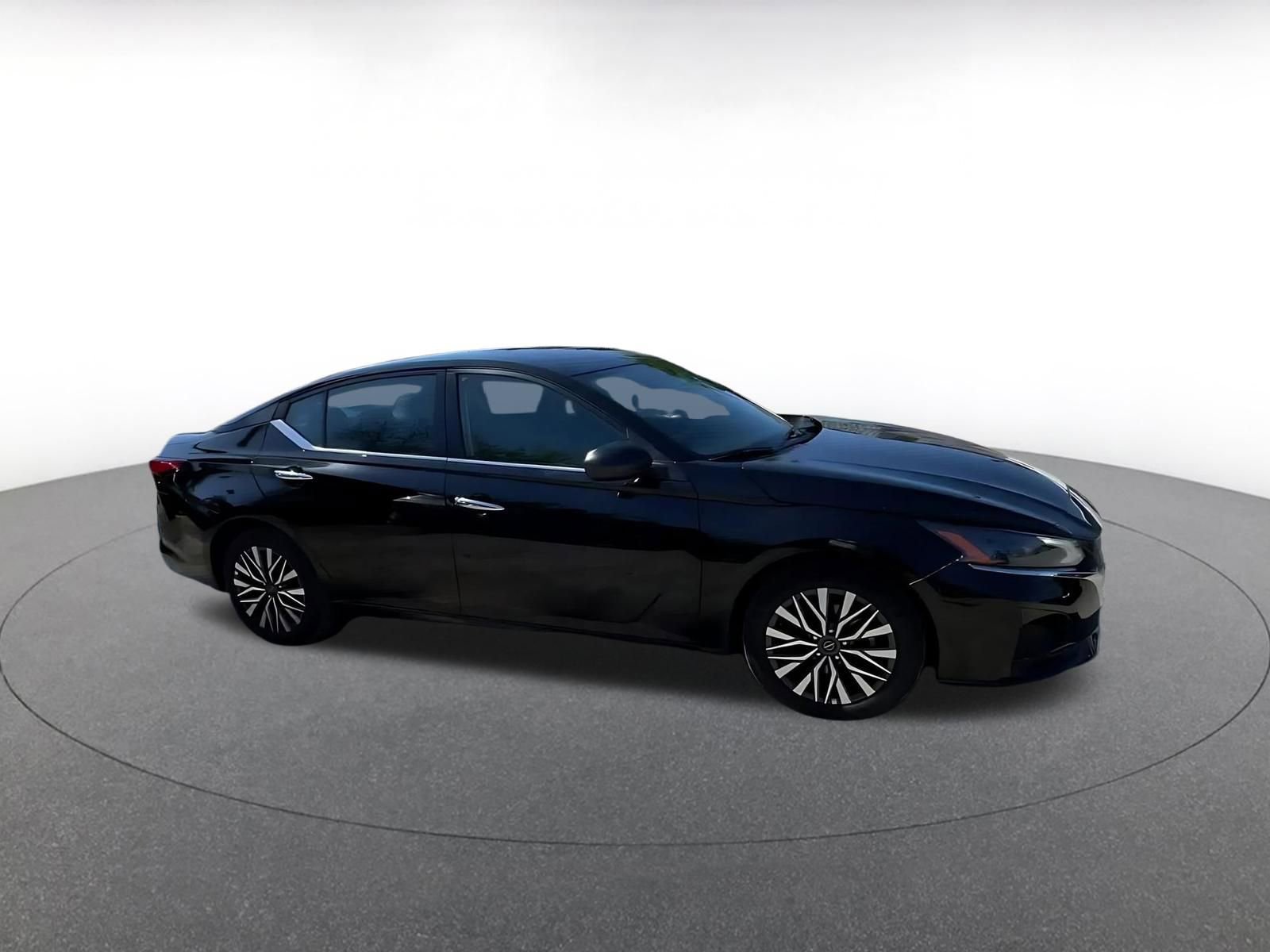 Used 2025 Nissan Altima 2.5 SV FWD image 2