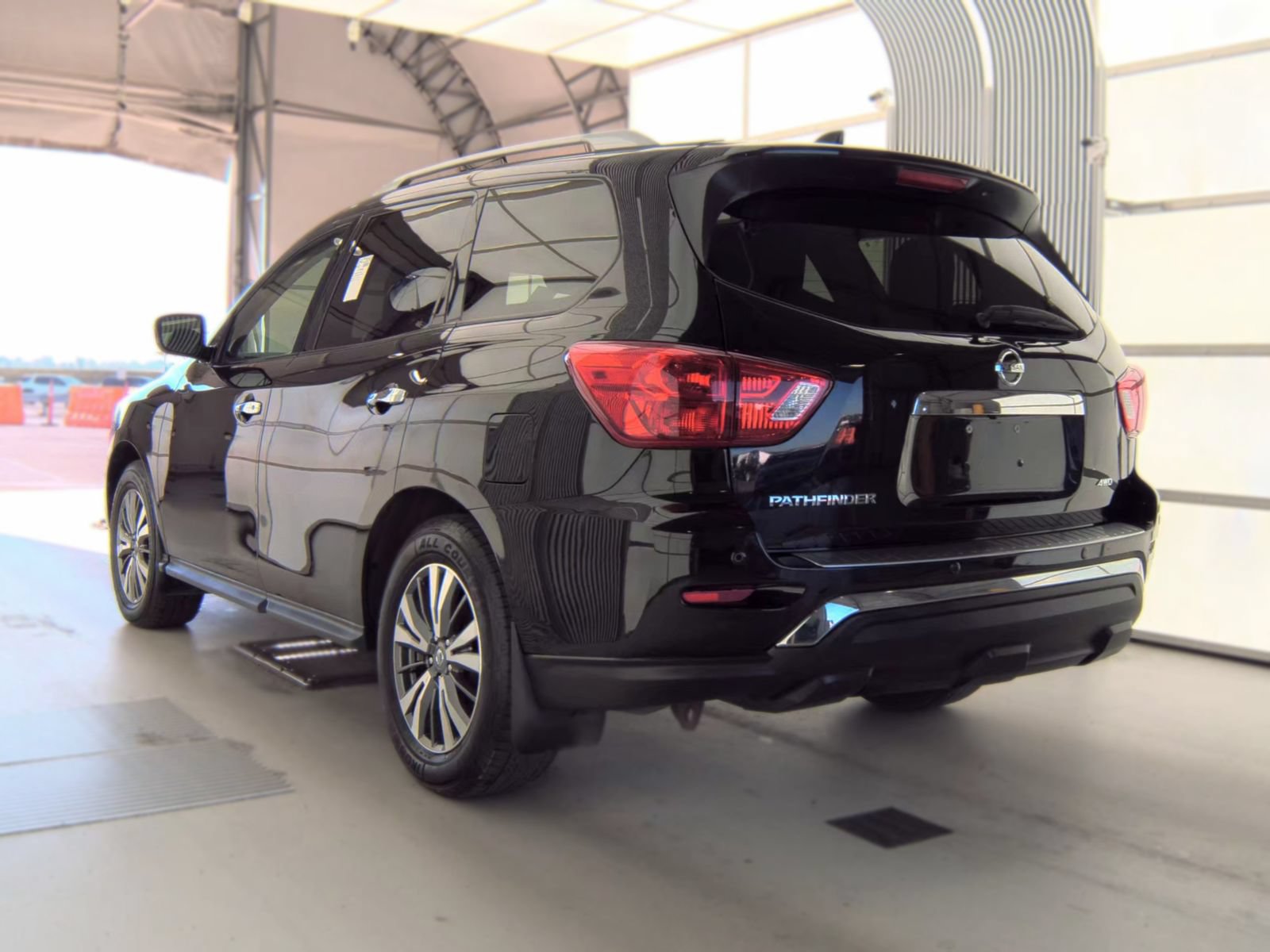 Used 2020 Nissan Pathfinder S AWD/4WD image 2