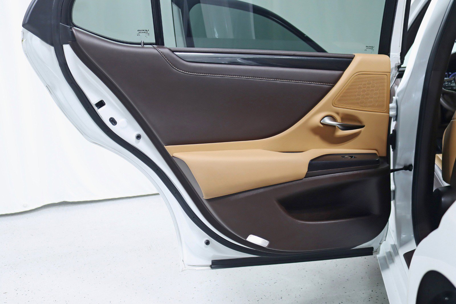 Used 2021 Lexus ES 300h w/ Accessory Package image 32