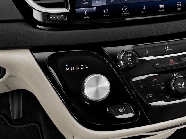 Used 2025 Chrysler Pacifica Pinnacle AWD/4WD image 9