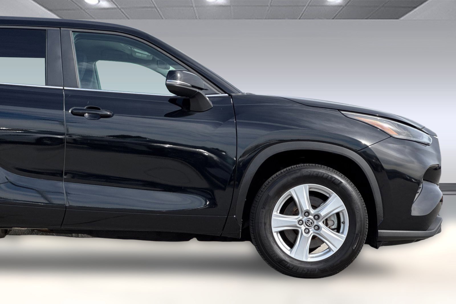 Used 2025 Toyota Highlander LE image 35