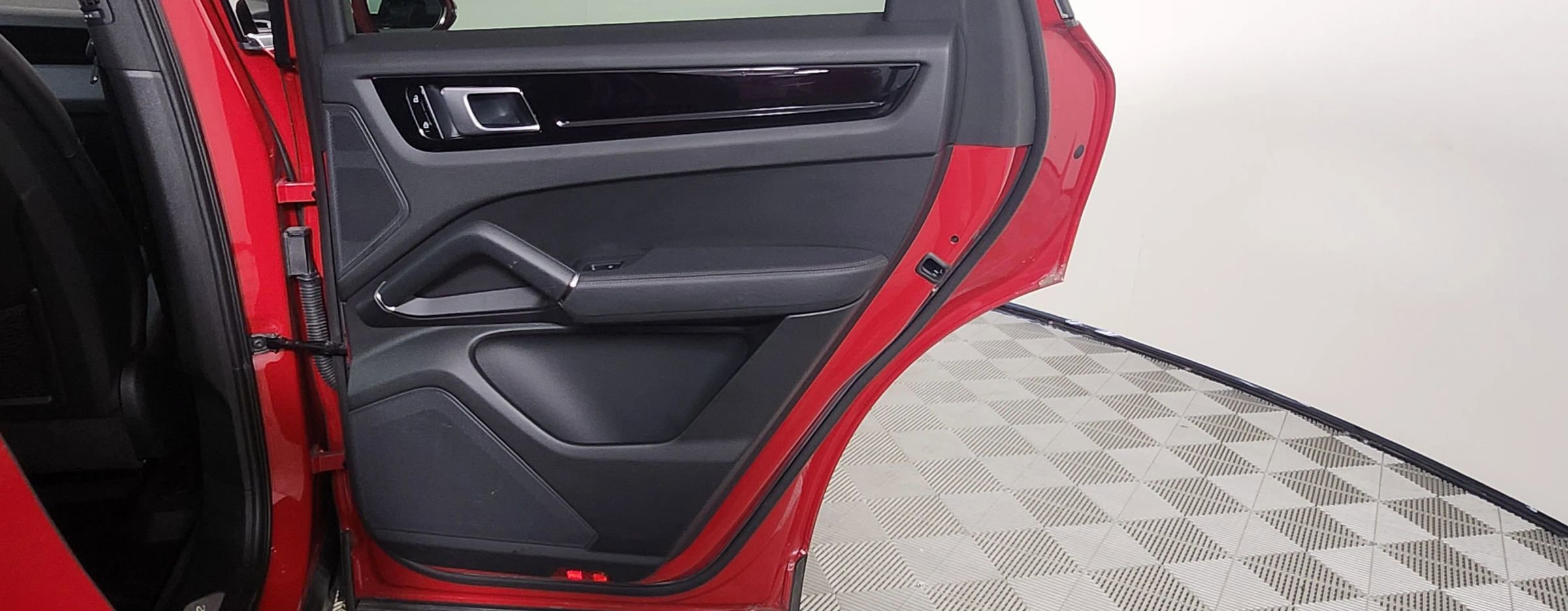 Used 2021 Porsche Cayenne E-Hybrid Sport Utility 4D image 16