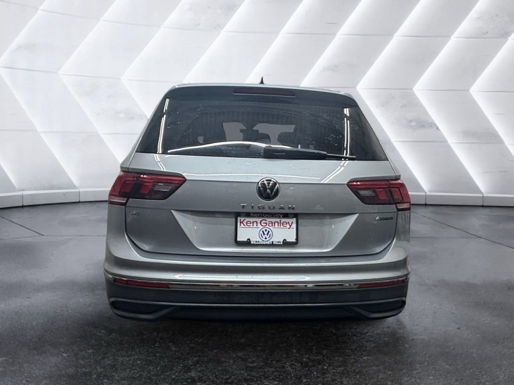 Used 2022 Volkswagen Tiguan SE w/ Panoramic Sunroof Package image 3