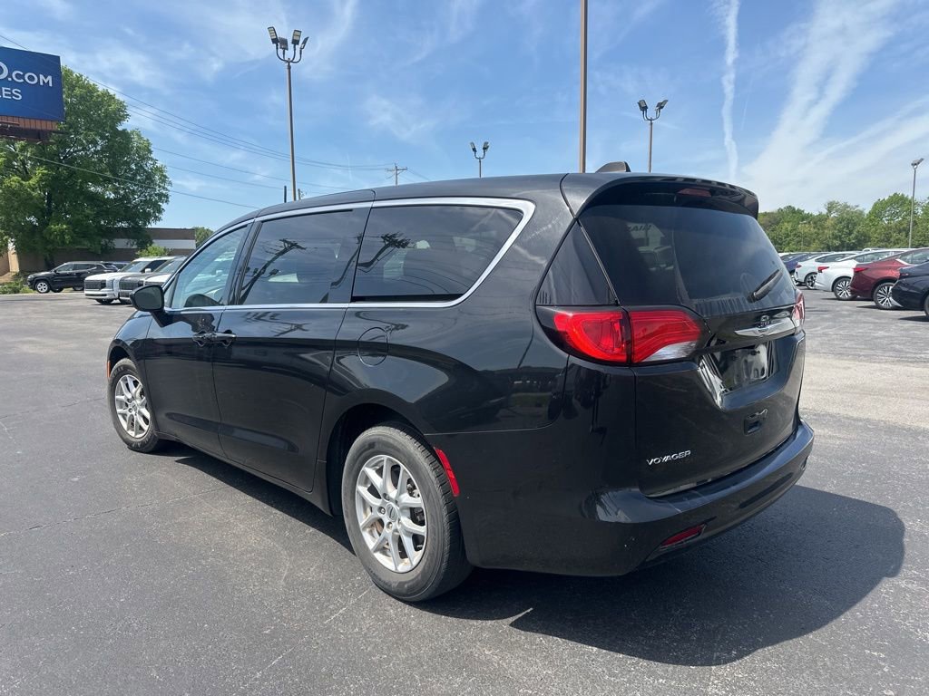 Used 2022 Chrysler Voyager LX image 8
