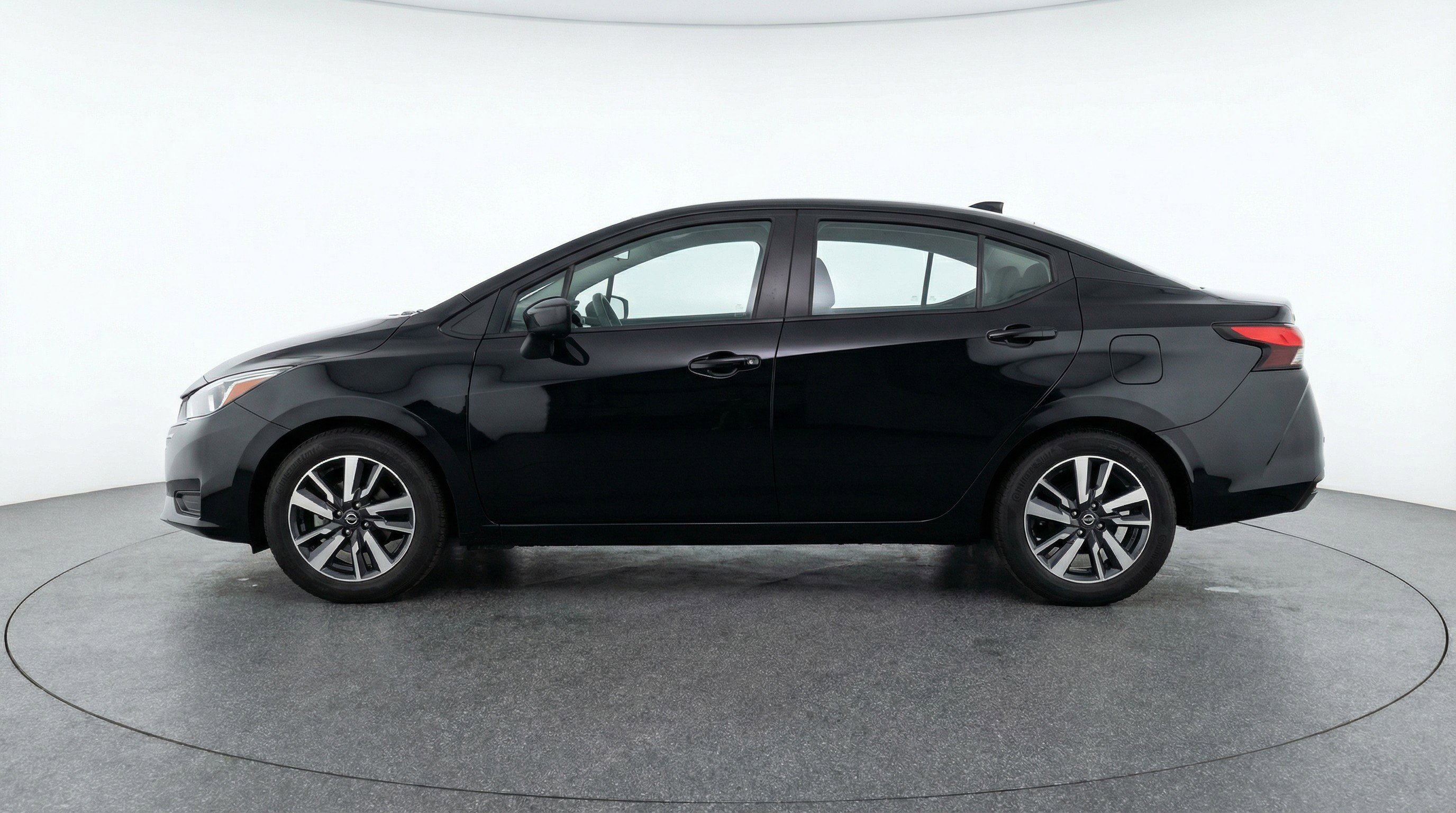 Used 2025 Nissan Versa SV image 5