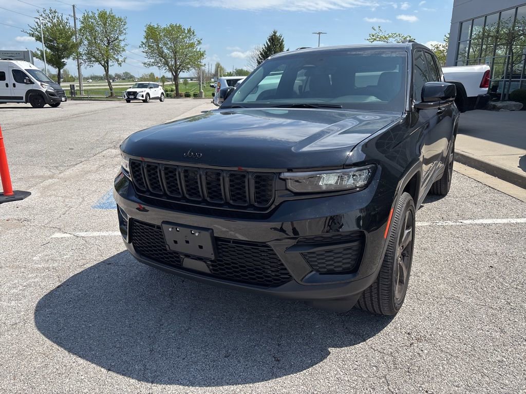 New 2025 Jeep Grand Cherokee Altitude AWD/4WD image 11