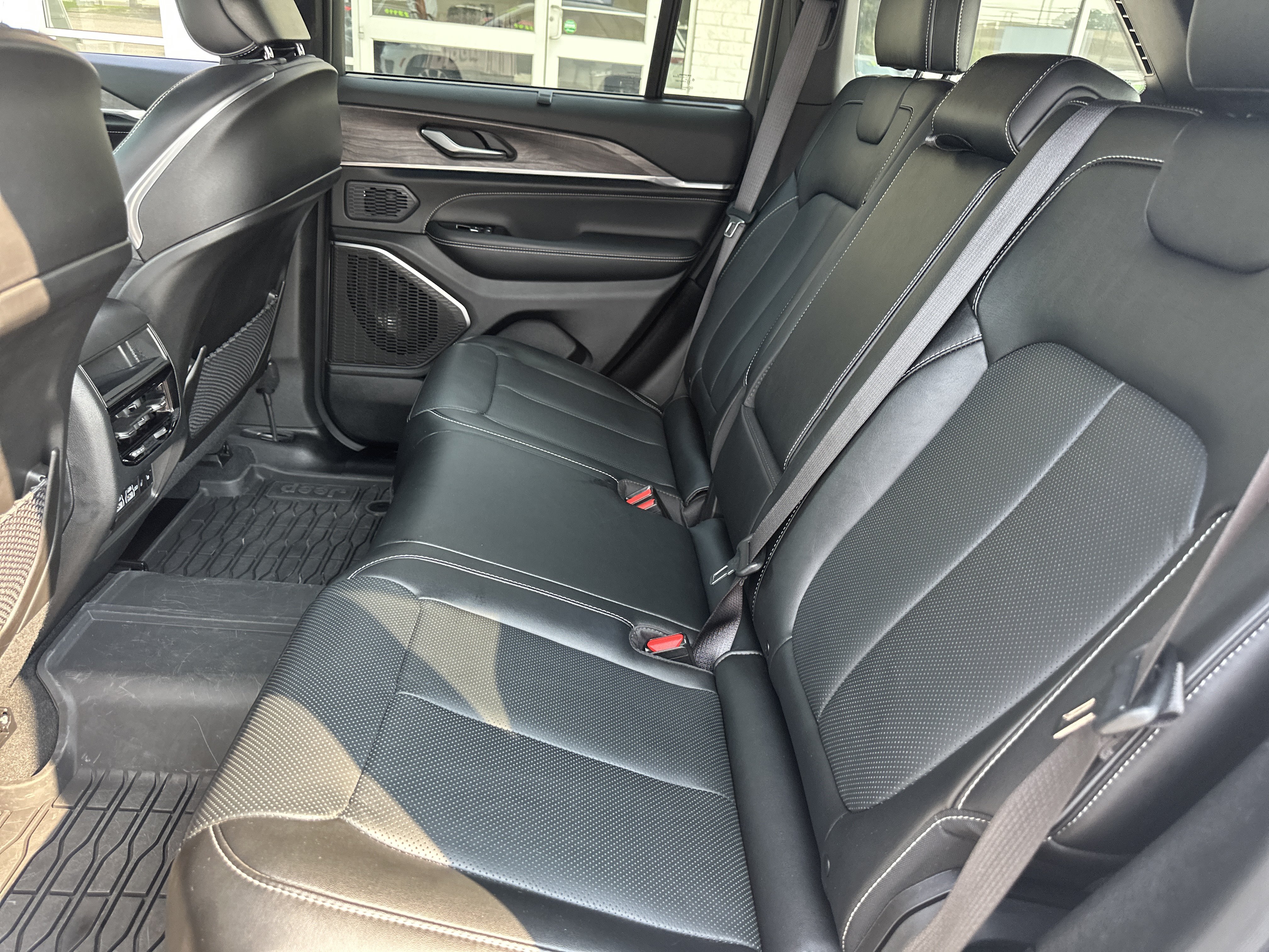 Used 2024 Jeep Grand Cherokee Overland w/ Adv Protech Group III AWD/4WD image 12