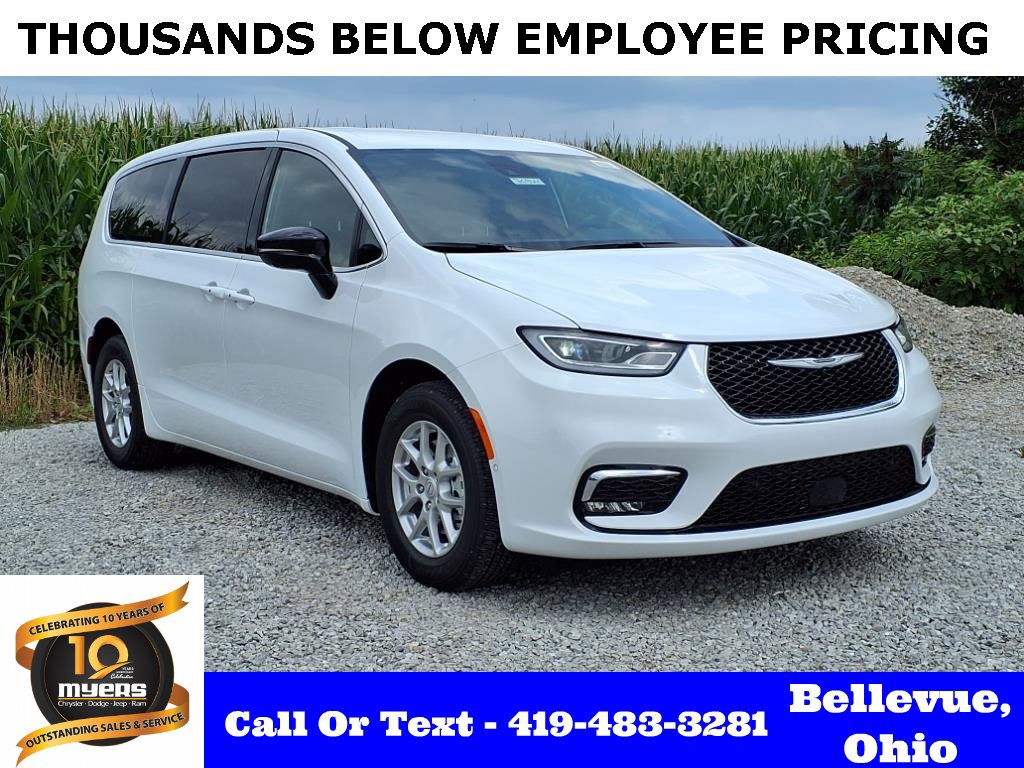 New 2025 Chrysler Pacifica Select