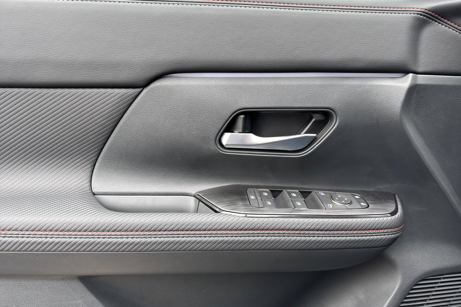 New 2026 Nissan Kicks SR w/ Cold Weather Package image 8