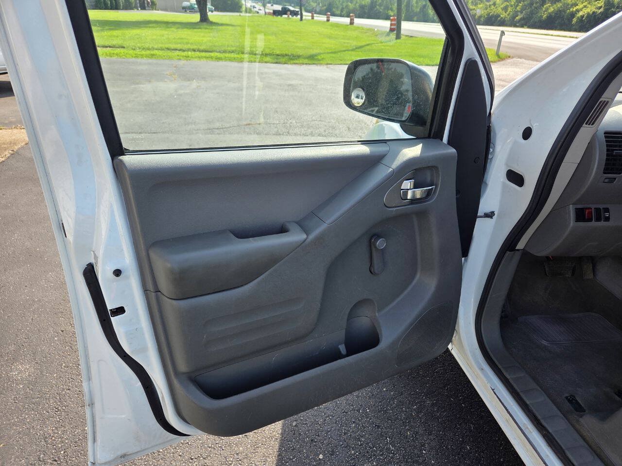 Used 2015 Nissan Frontier S RWD image 16