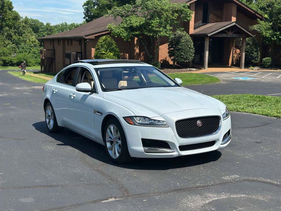 Used 2018 Jaguar XF Premium RWD image 3
