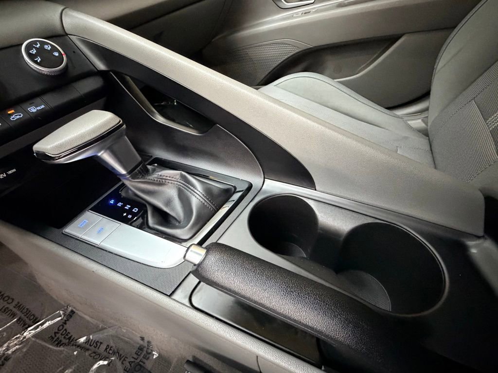 Used 2022 Hyundai Elantra SE image 20