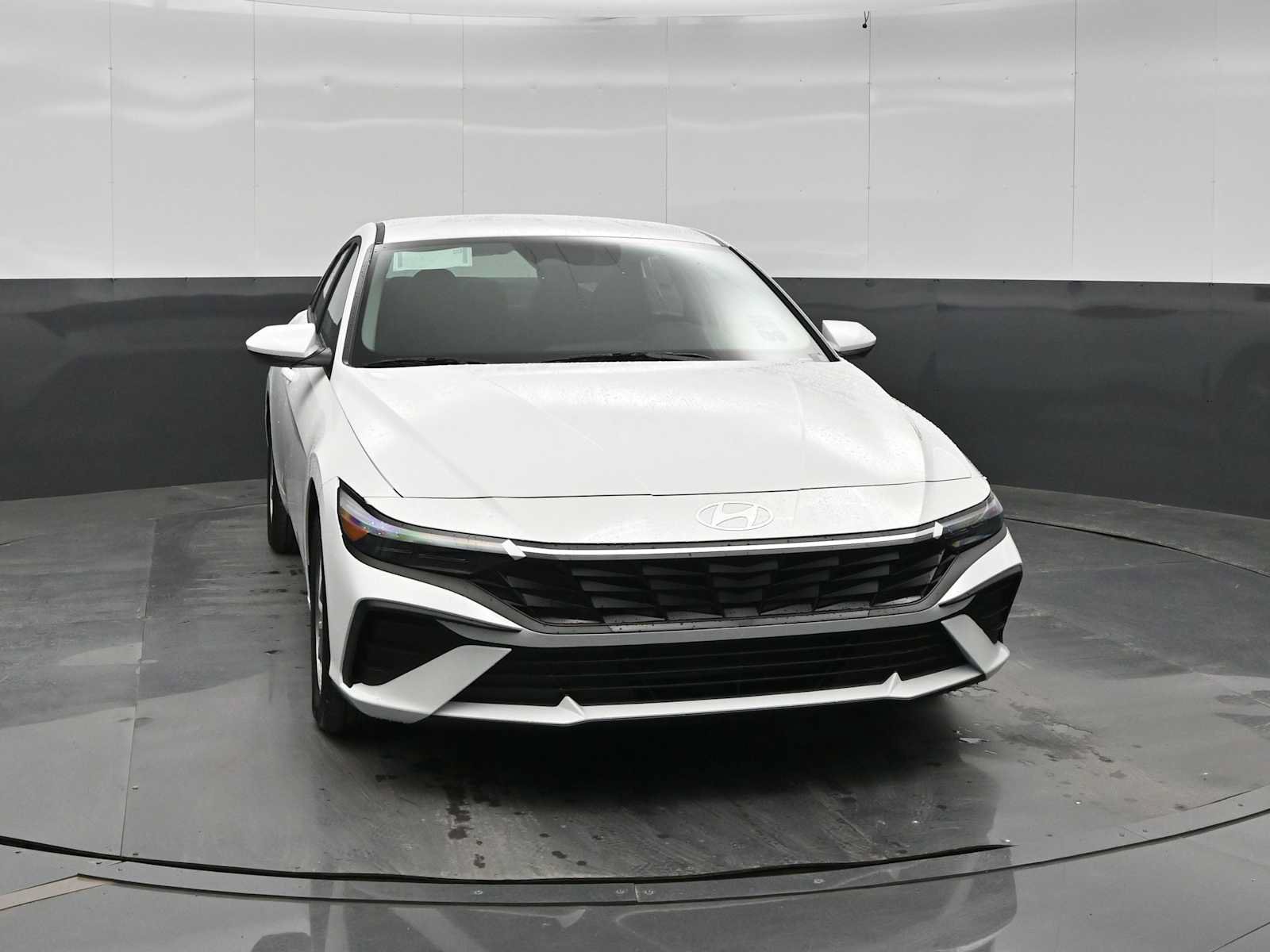 New 2026 Hyundai Elantra SE FWD image 2