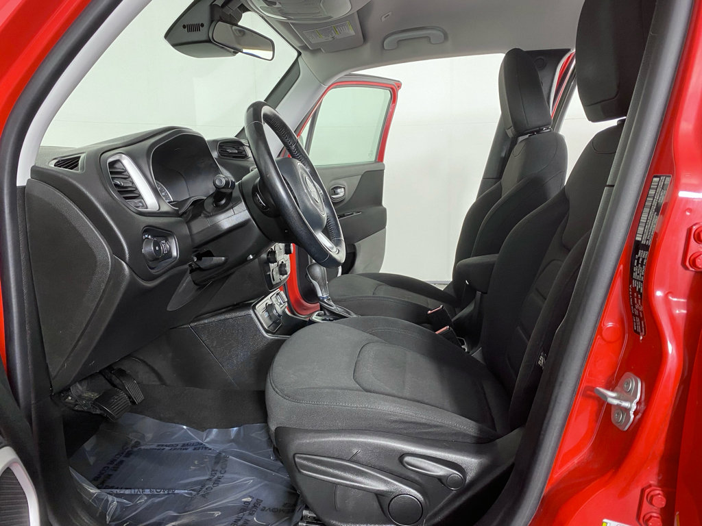 Used 2019 Jeep Renegade Latitude w/ Cold Weather Group AWD/4WD image 9